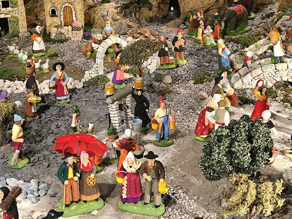 Provenzalische Krippe im Parlatorium der Klosterhalbinsel Wettingen mit vielen Figuren.