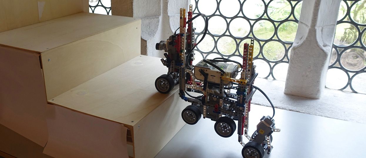 Roboter fährt Treppe hoch