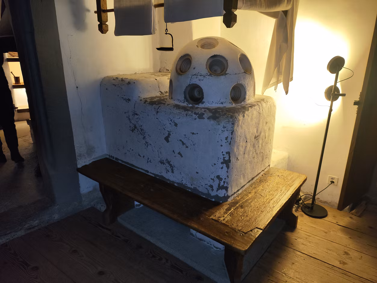 Rekonstruktion eines Gupfofens mit Sitzbank auf Schloss Lenzburg