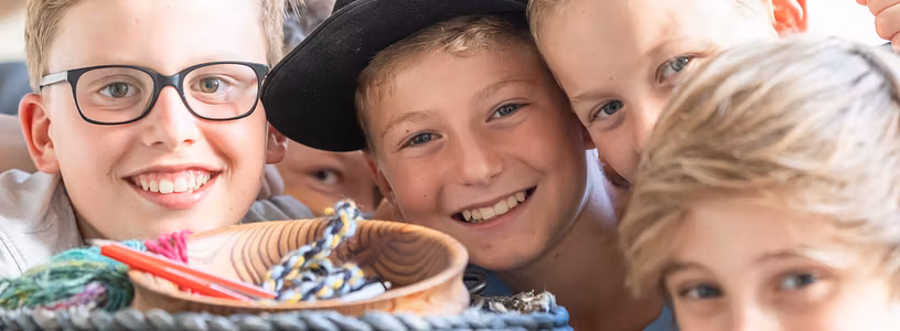 Vier Schüler blicken freudig in die Kamera Workshop Schulen