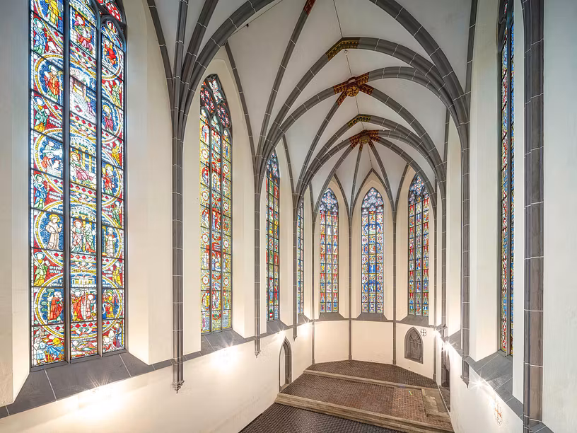 Blick in den Chor der Klosterkirche Königsfelden mit den berühmten Glasfenstern aus dem Mittelalter.