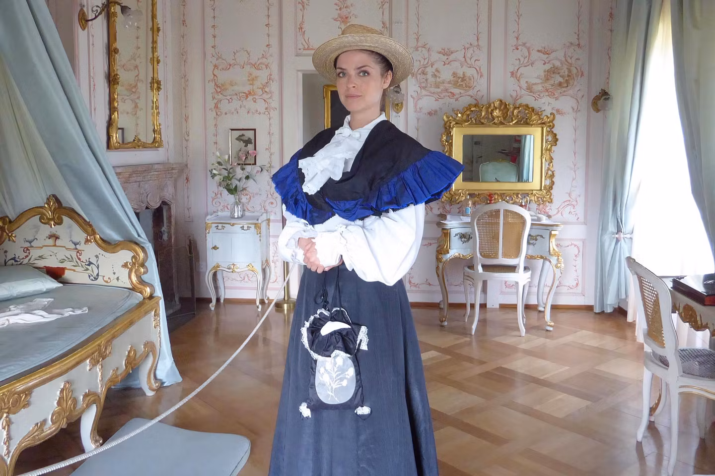 Eine als Lady Mildred gekleidete Frau führt durch die Räume von Schloss Lenzburg.