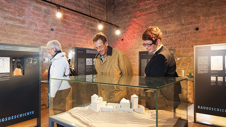 Besucher in der Dauerausstellung Schloss Habsburg