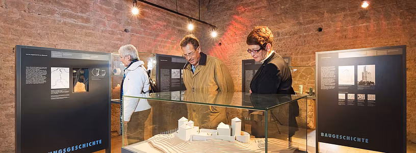 Besucher in der Dauerausstellung Schloss Habsburg