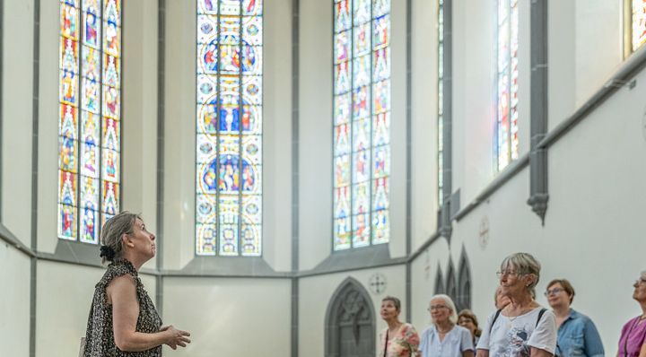 Eine Gruppenführung im Kloster Königsfelden. Im Hintergrund die berühmten Glasfenster.