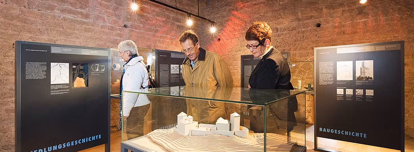 Besucher in der Dauerausstellung Schloss Habsburg