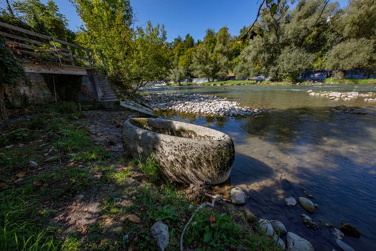 Kulturweg Limmat auf der Klosterhalbinsel Wettingen: Rundes Stein-Kunstwerk im Wasser der Limmat