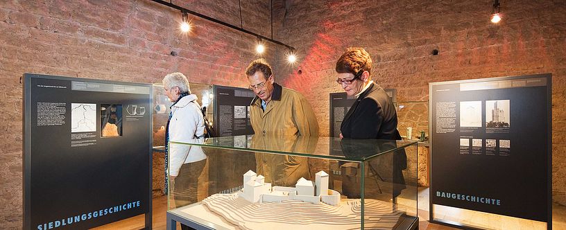 Besucher in der Dauerausstellung Schloss Habsburg
