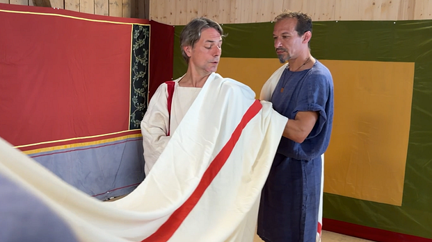 Ein Sklave kleidet den Kommandant von Vindonissa ein.