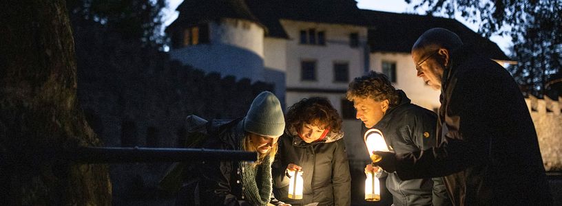 Rätseltour in der Nacht durchs dunkle Schloss Hallwyl (Nachtaufnahme)