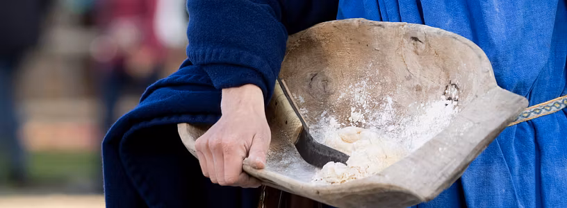 Nahaufnahme einer Gebrauchsschale aus Holz (Molle)