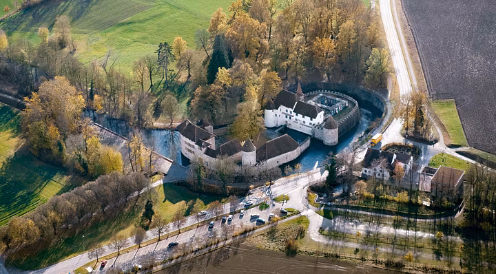 Luftaufnahme Schloss Hallwyl mit Aabach