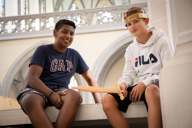 Zwei Jungen (einer hat eine Krone an und einen Schwert in der Hand) sitzen im Kloster Königsfelden