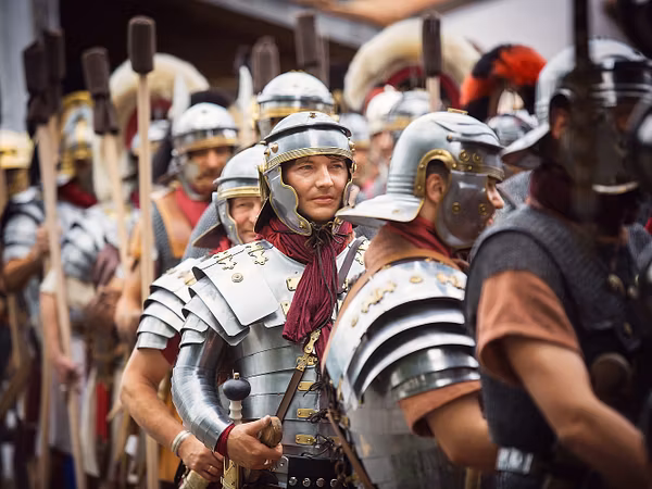 Eine Gruppe römischer Legionäre in Rüstung.
