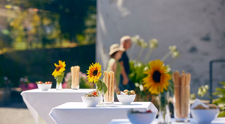 Weiss gedeckte Stehtische mit Häppchen: Apéro auf der Klosterhalbinsel Wettingen