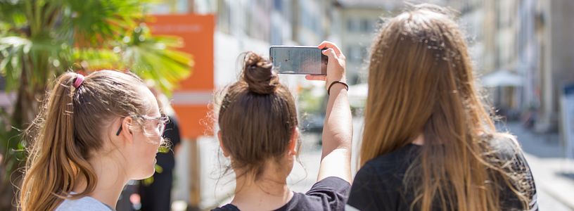 Drei Schülerinnen auf dem Industriekultour Aabach 