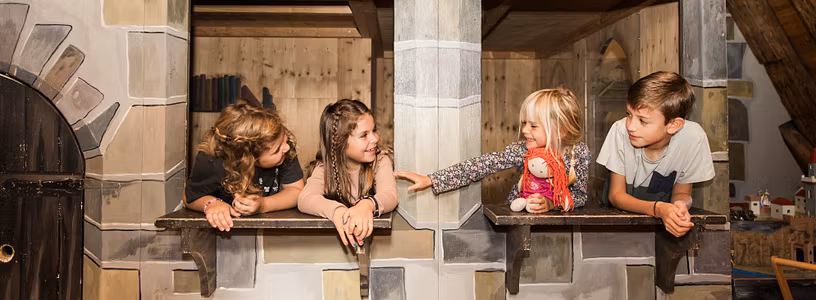 Kinder in Verkleidung (Ritter und Prinzessin) im Kindermuseum von Schloss Lenzburg