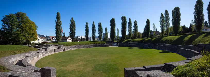 Das Amphitheater Legionärspfad im Sonnenlicht mit viel Grün