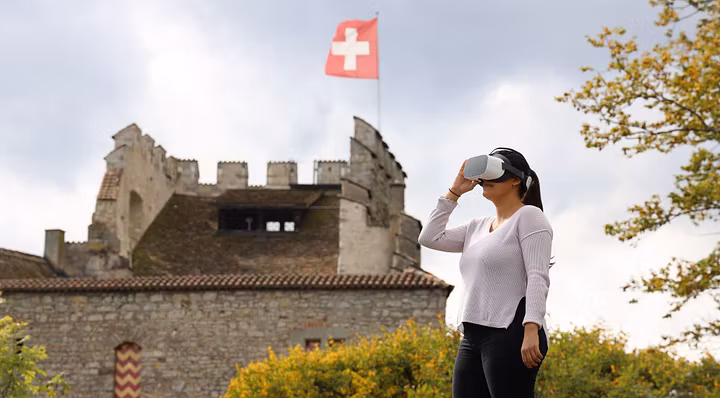 Besucherin vor dem Schloss Habsburg mit der VR-Brille