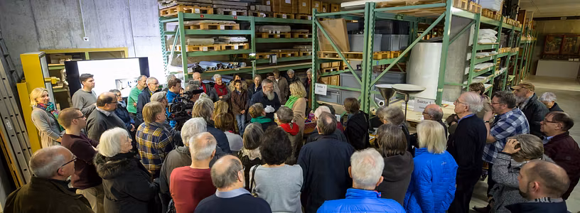 Besucherinnen und Besucher stehen in der Halle des Sammlungszentrum Egliswil