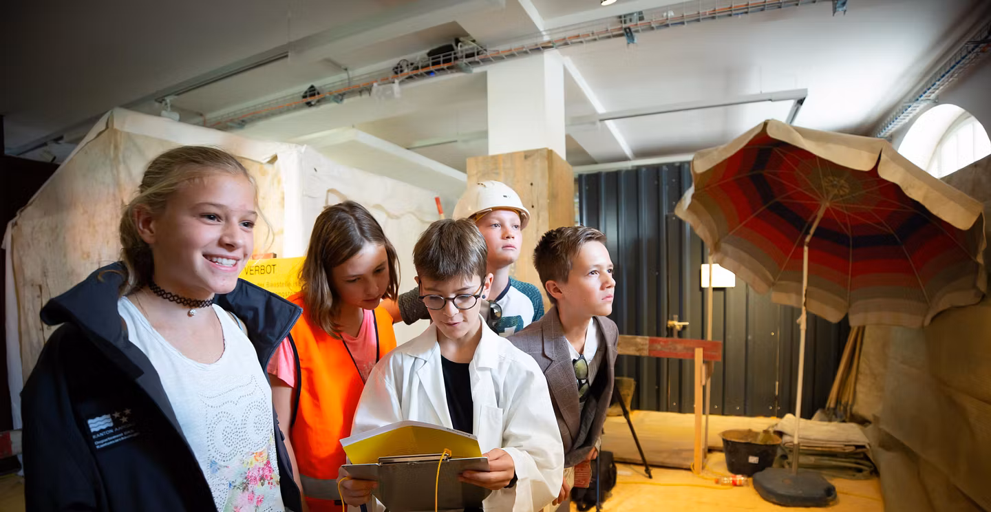 Kinder als Archäologe, Grabungstechniker verkleidet im Vindonissa Museum