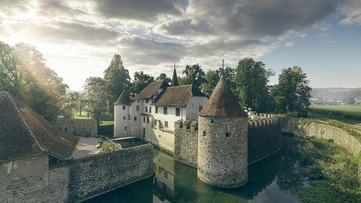 Aussenaufnahme Schloss Hallwyl mit Aabach im Gegenlicht