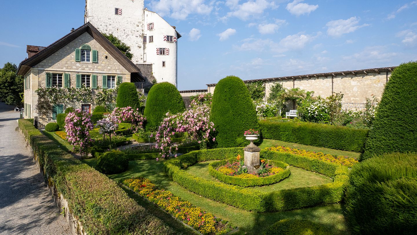 Schloss Wildegg mit Rebhaus und Rosengarten