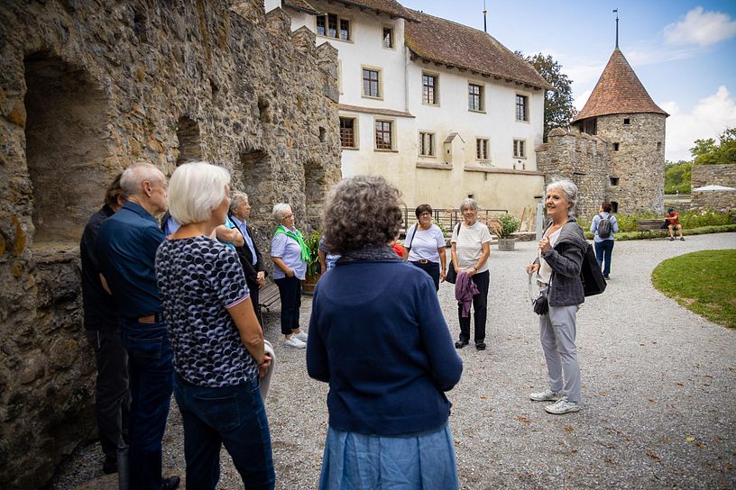 Gruppe vor dem Schloss Hallwyl auf einer Führung