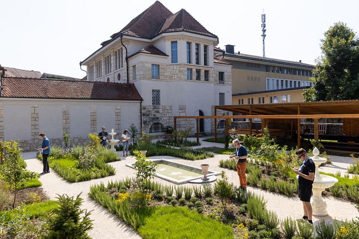 Römischer Garten Vindonissa Museum: Übersicht des Gartens mit geometrisch angelegten Wegen und Gartenbeeten. Im Hintergrund das Museumsgebäude vom Vindonissa Museum.