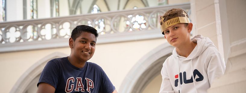 Zwei Schüler bei einem Workshop im Kloster Königsfelden. Ein Schüler trägt eine Krone auf dem Kopf.