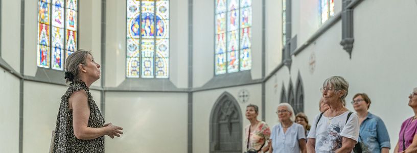 Eine Gruppenführung im Kloster Königsfelden. Im Hintergrund die berühmten Glasfenster.
