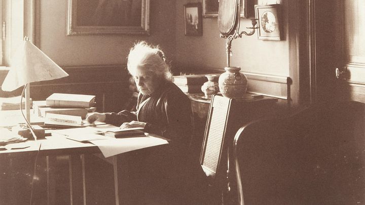 Historische Aufnahme von Wilhelmina von Hallwyl in einem Arbeitszimmer.