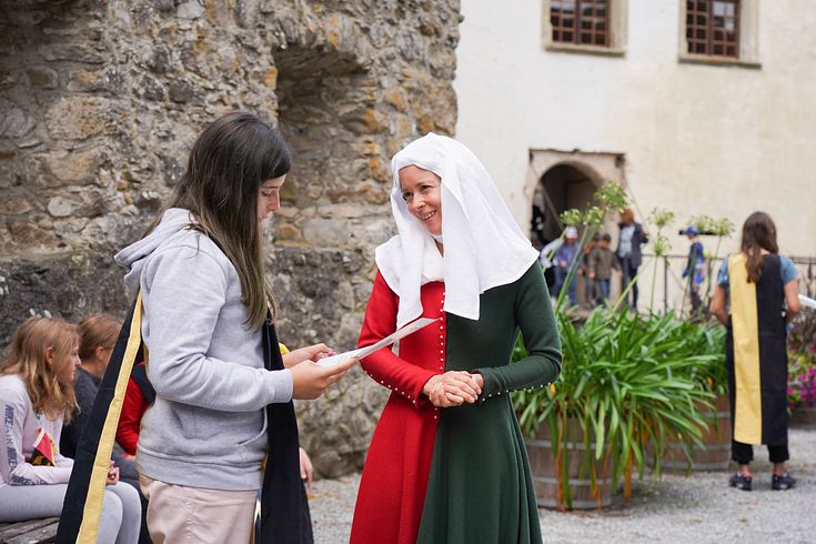Verkleidete Margaretha von Hallwyl redet mit einer Schülerin im Workshop Adlerflug im Schloss Hallwyl .