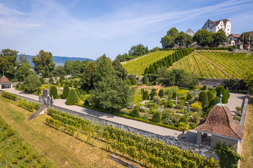 Luftaufnahme Barockgarten Schloss Wildegg mit dem Schloss im Hintergrund.