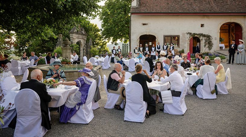 Festlich gedeckte Tische am Belle Epoque Fest im Innenhof von Schloss Wildegg
