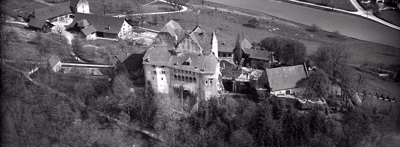 Historische Luftaufnahme (schwarz-weiss) von Schloss Wildegg (1947) / ETH-Bildarchiv