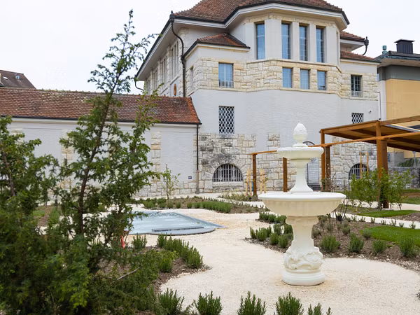 Der römische Garten des Vindonissa Museums. Im Hintergrund das Museumsgebäude.