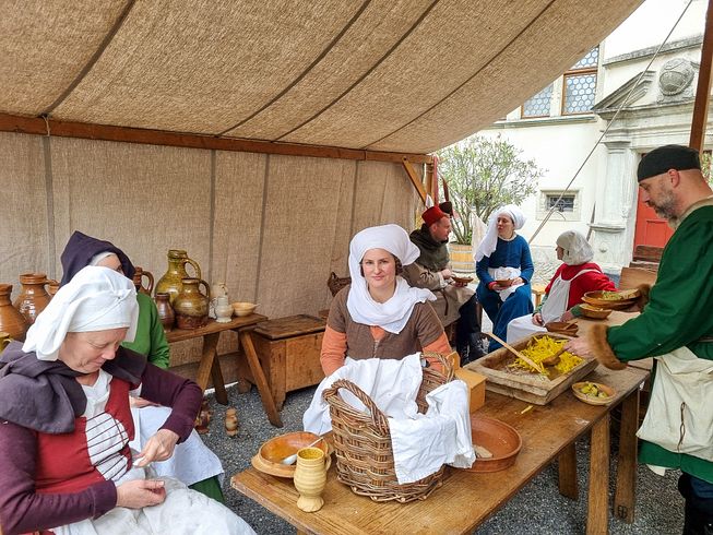 Mehrere mittelalterliche Frauen in einem Zelt. 