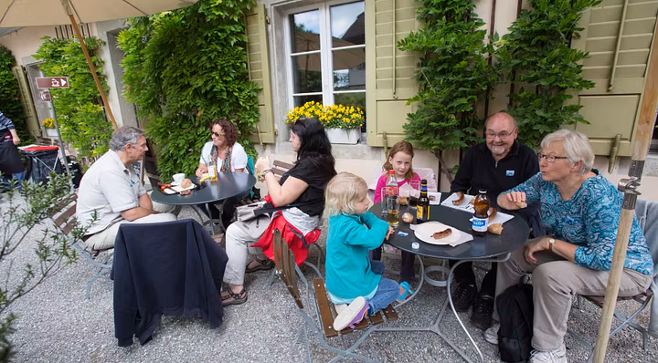 Terrasse Bistro Schloss Wildegg mit Besucherinnen und Besuchern