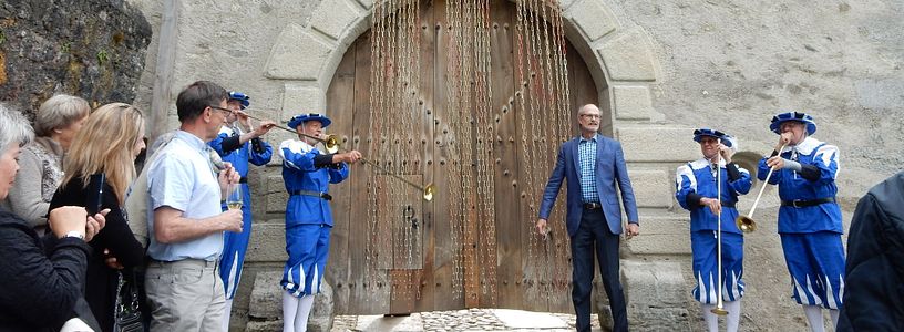 Verkleidete Trompetenspieler "Freunde der Lenzburg" beim Tor auf Schloss Lenzburg