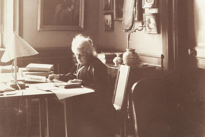 Historische Aufnahme von Wilhelmina von Hallwyl in einem Arbeitszimmer.