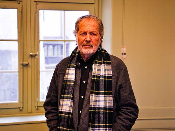 Der ehemalige Haustechniker und Restaurator von Schloss Lenzburg Peter Accola steht vor einem Fenster in einem Innenraum.