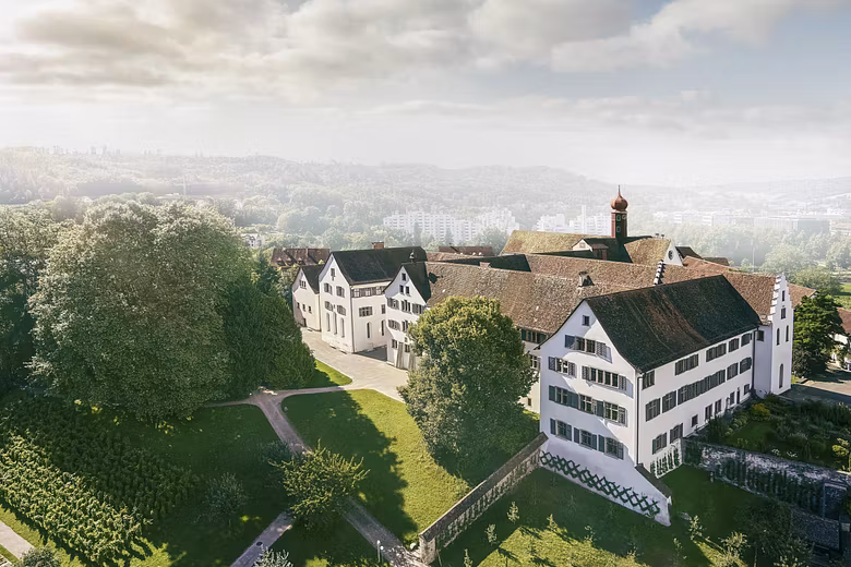 Luftaufnahme Kloster Wettingen im Gegenlicht.