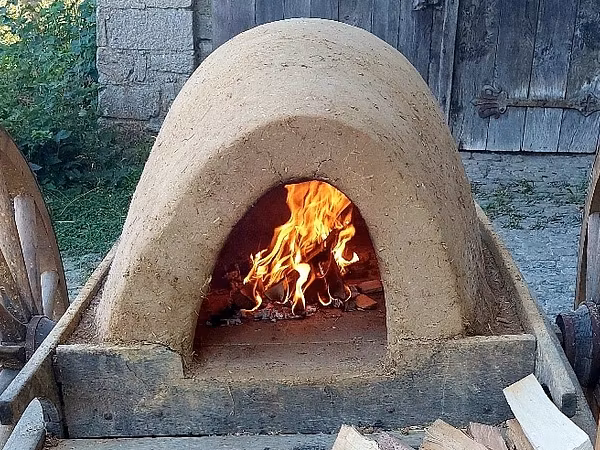 Foto vom mittelalterlichen Backofen im Betrieb auf Schloss Lenzburg