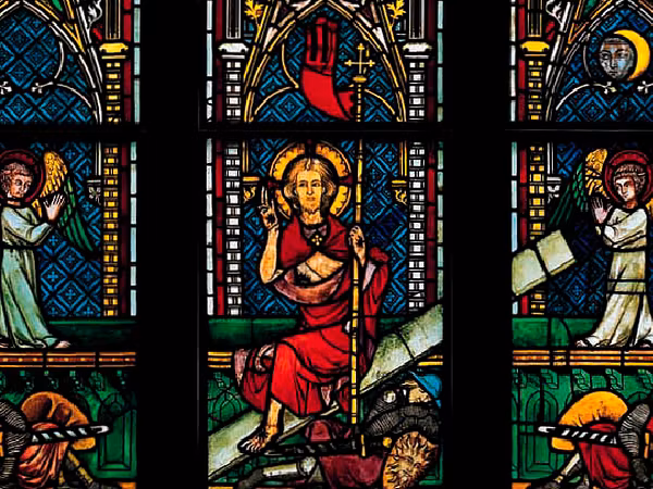 Glasmalerei im Kloster Königsfelden, die Jesus und mehrere Engel zeigt.
