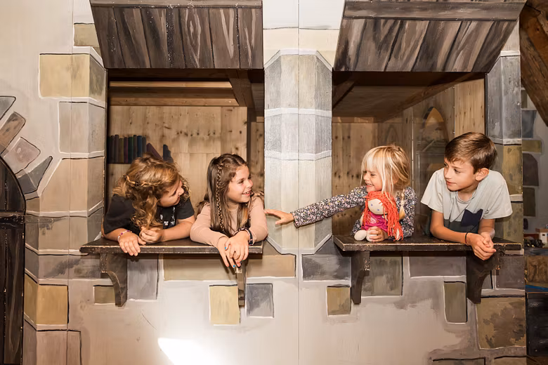 Kinder in Verkleidung (Ritter und Prinzessin) im Kindermuseum von Schloss Lenzburg