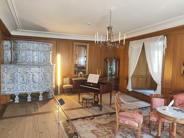 Salon im vorderen Schloss mit Kachelofen