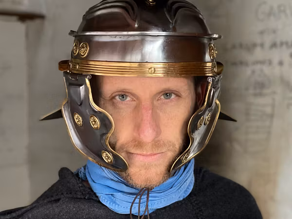 Ein als römischer Legionär gerüsteter Mann in der Mannschaftsunterkunft im Legionärspfad Vindonissa.