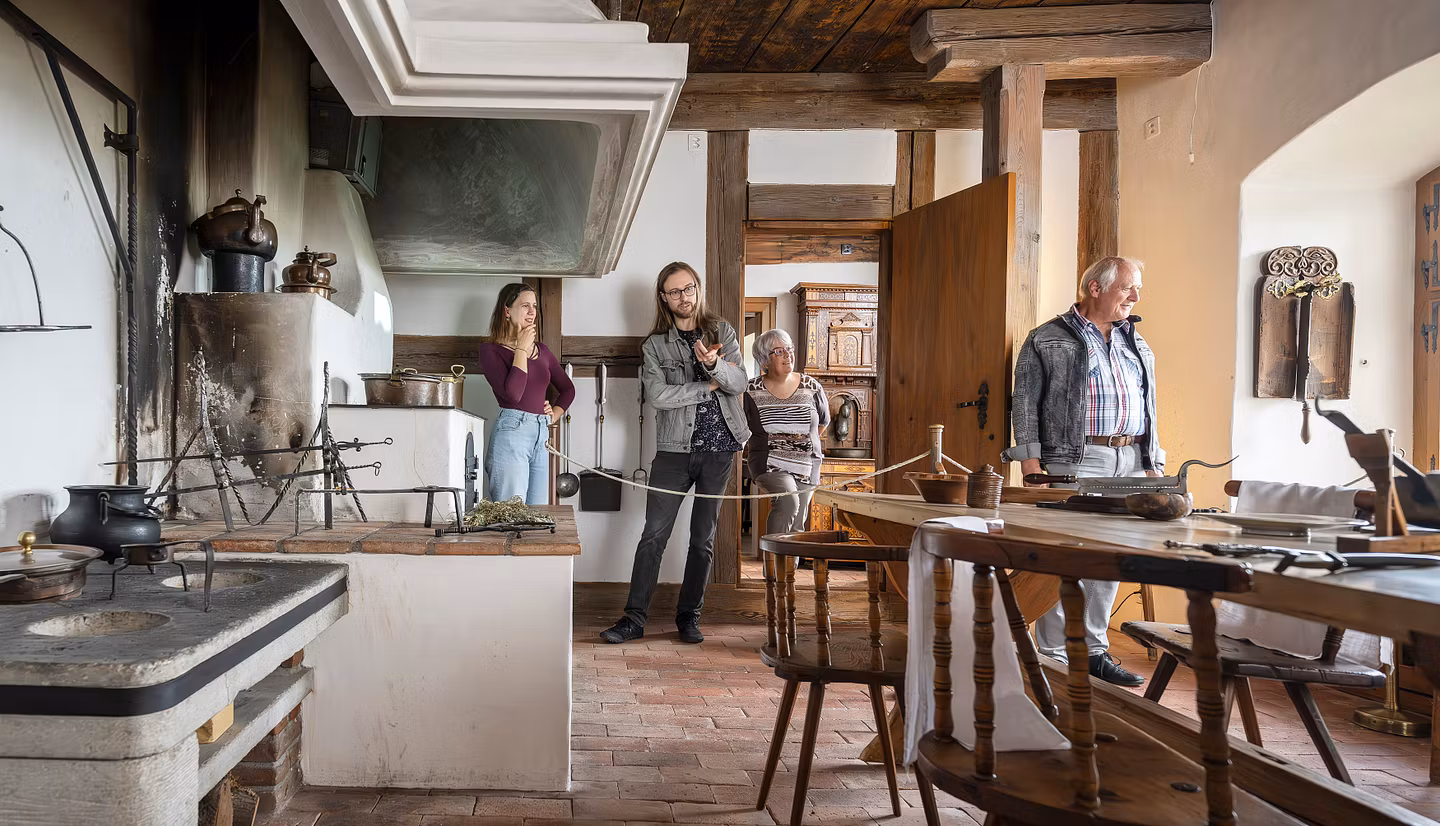 Küche mit Besuchern im Schloss Lenzburg Museum