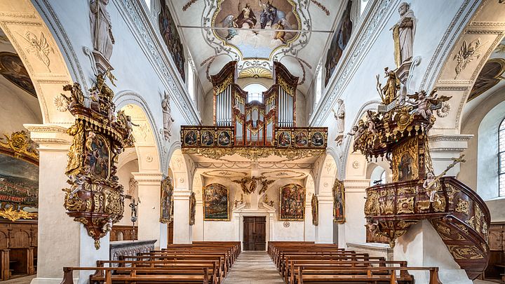 Innenaufnahme Klosterkirche Wettingen (Konventkirche) mit Orgel im Hintergrund.